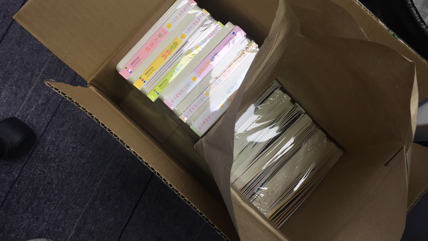 和小鸡球球一起玩系列是给孩子买的第一套绘本,孩子很喜欢,现在一岁多还是要每天拿出来看看。当时是在~七十多元买的,这次看到有活动,买了四套,准备送人用,每套不到三十五元。