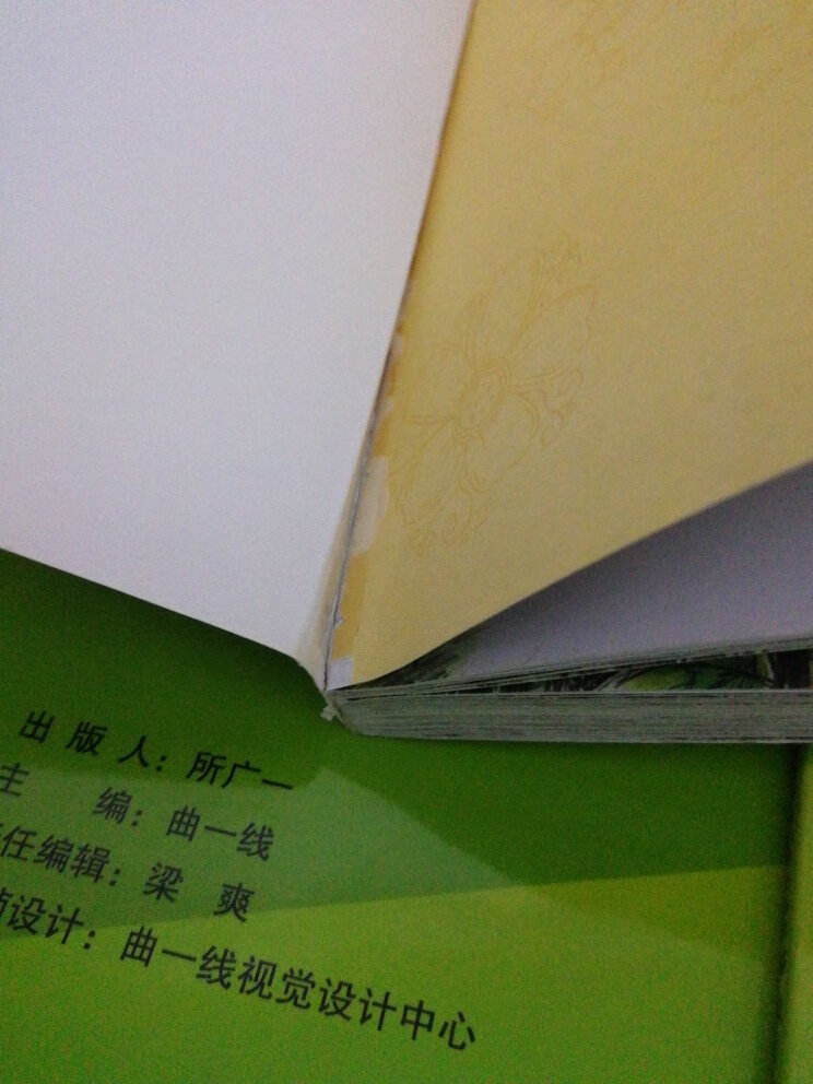 适合低年级的孩子自主阅读。笨笨猪的胶装还好,童话系列的我要大大的吐槽,一翻就开胶,有的还没翻过打开就隐隐要开胶掉页的节奏