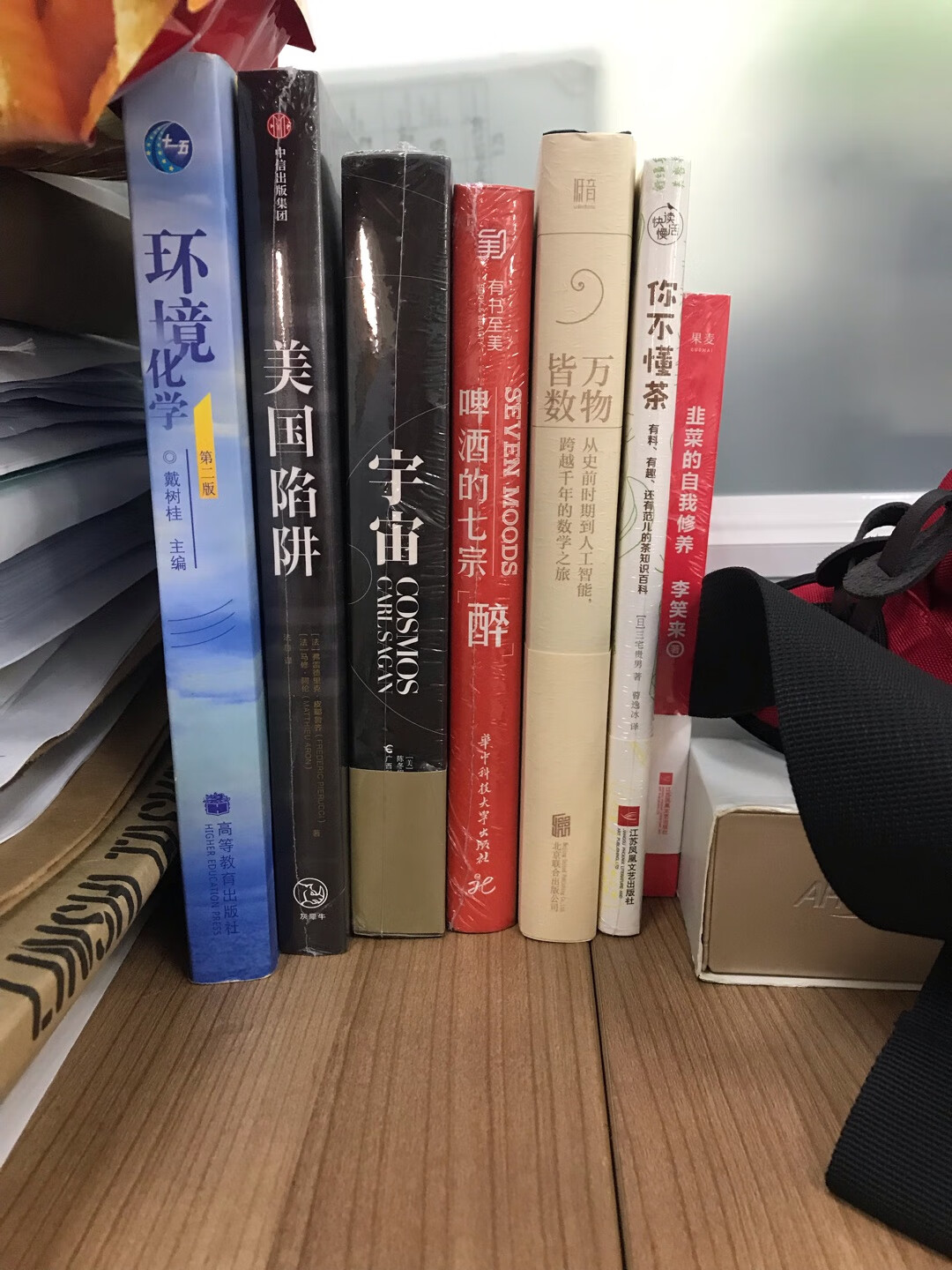 炒股三个月,在股市亏惨了,看到这本书的名字,想到自己就是股市中的韭菜,所以买来看看。 这本小册子倒也算制作精良,红色的硬纸壳作为封面,没有别的装饰,只有白色书名立在封面上。全书用纸摸上去也感觉制作精良,绝非那种如草纸一般盗版书籍所能比拟。李笑来特地将重点标注,即使不细细品读,也能知其一二。读完这《韭菜的自我修养》,我是否成为合格的“韭菜”还真不知道,但至少觉得钱没白花。 《韭菜的自我修养》恰是如此,读到一半时,有种恍然大悟的感觉;读完之后,觉得自己满脑子本事,仿佛真的就不是“韭菜”了。倘若我手上有点闲钱,放下书立刻就要去做投资理财,恨不能马上名扬千古,成为中国首富。