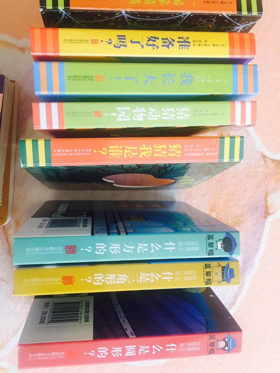 收到之后才知道,和美国那一套书是完全不同的。这套书的作者,是中国人,但是画风是完全抄袭那套美国的书,包括里面的英文字体都是,不过能抄袭到这个水准,也算不错,至少印刷的成色,还不错,但是明显过的油不是很好,至少手感和美国那套是不一样的。本以为是童立方系列,就应该是同一个作者的书,但是没想到,被这种营销手段迷惑了……好在颜色印出来效果还可以,给孩子看还是可以。不过书里出现了小猪佩琦的卡通形象,不知道,有没有官方的授权,否则的话,绝对会摊上大官司的,看照片就知道了,就不在这多写了。