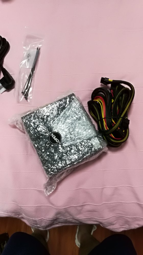 电源非常好,开机直接点亮,接口丰富,线头也够长走背线容易,包装盒送的电源线正好可以用在我家电饭锅上面,12v负载可以到550w以上,希望能用个5年