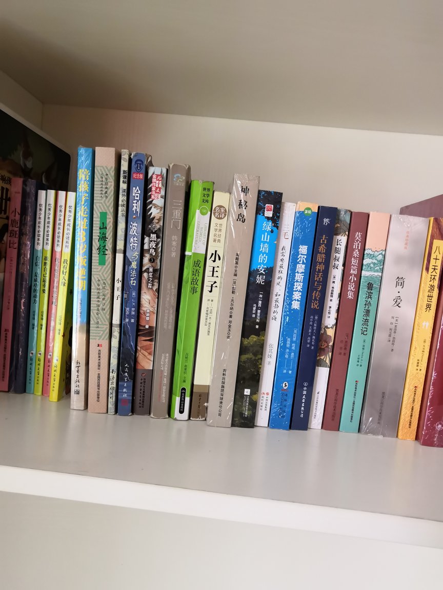 买书价格也很实惠便宜,物流又快,送货快递员服务态度也很好的,真的很喜欢上买东西的,看到书的质量还可以,一次买了几百块钱的书给孩子看,希望他能少看些手机电视,多懂点人生道理