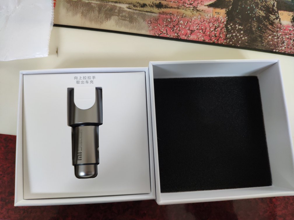 快递小哥冒雨送货,挺有质感的,刚到货,还没用,应该错不了!支持小米!
