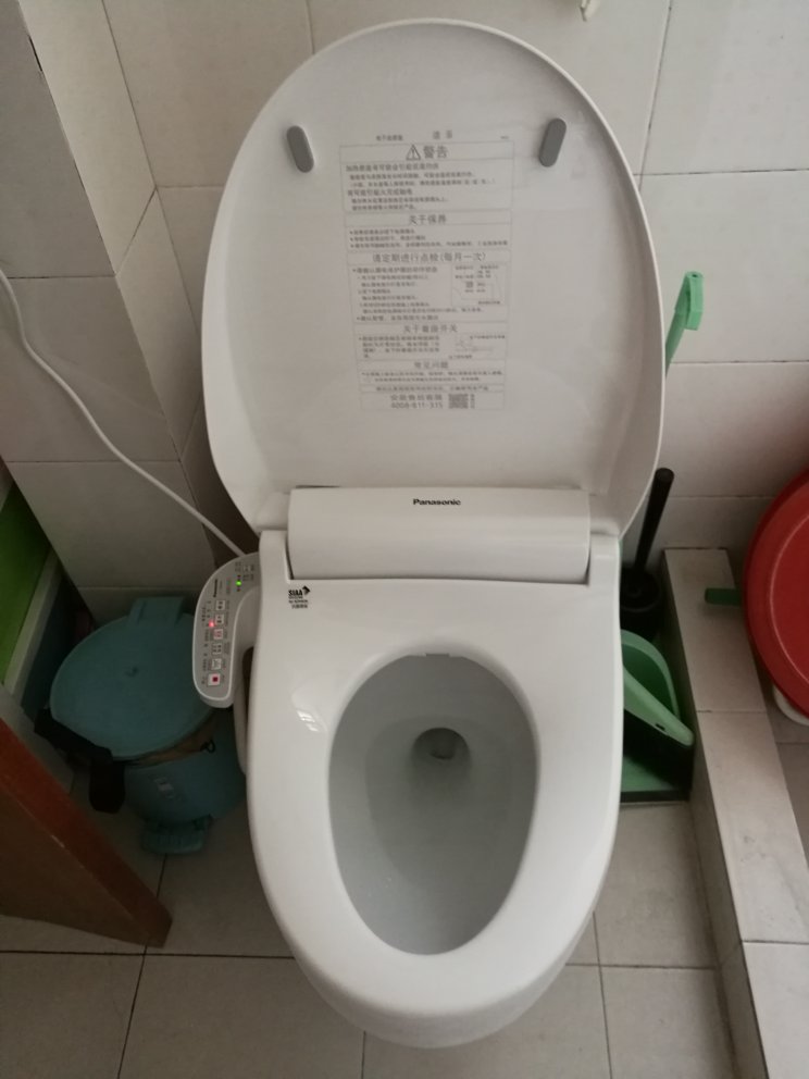 马桶盖不错,安装师傅也很给力,挺好。