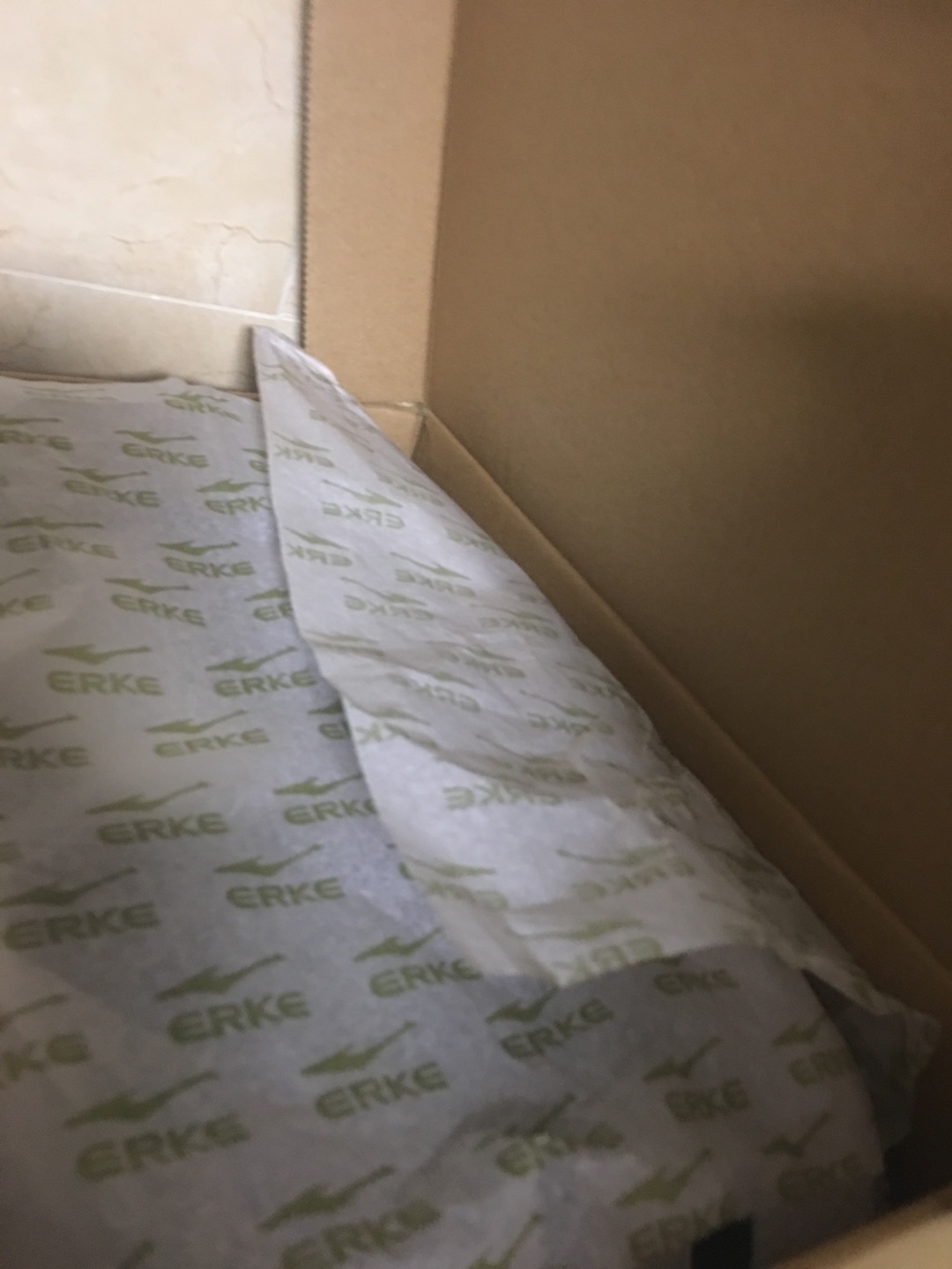 鞋子不错,很轻很透气,走路慢跑都很合适