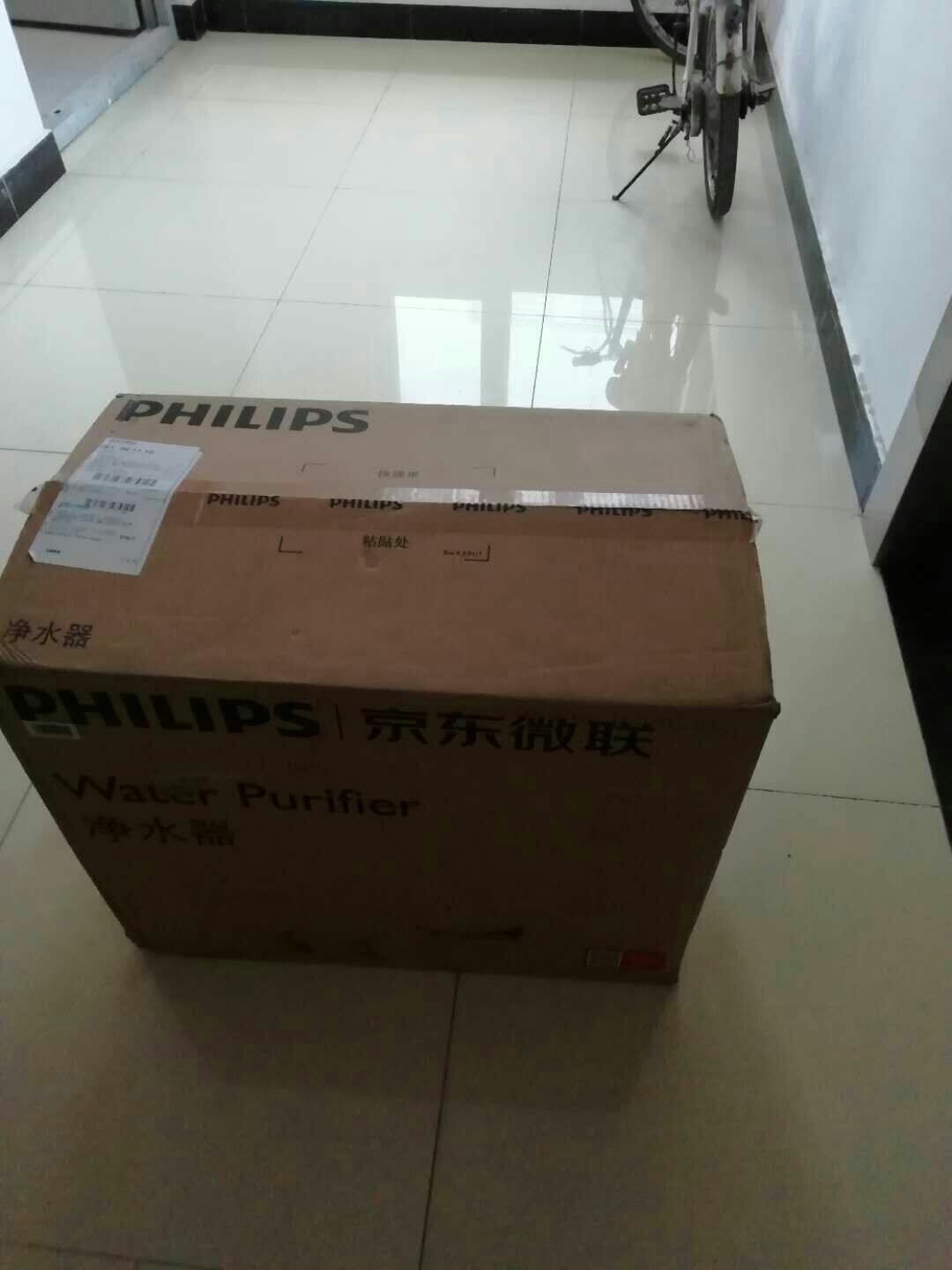 东西物流超级快,本以为一周才能送到,结果四天连送带安装,效率高!对于安装和连接手机问题,客服和售后都很热情,有问必答?而且原来烧开水后水垢很明显,现在基本看不到,父母都很喜欢!