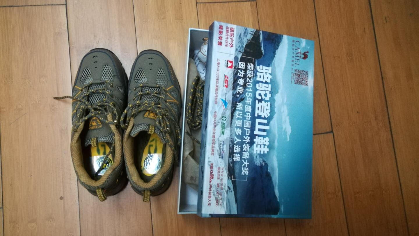 鞋子开始穿的挤脚,马上换一双大码的,这回合适了,商家服务就是好,不满意有专人打电话,上门换货很快,还多送双鞋带子,还会经常光顾的,赞一个!