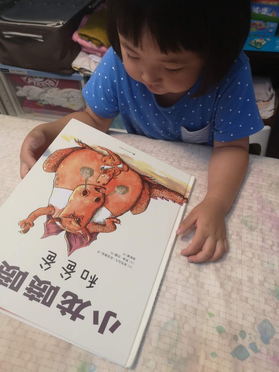 这套书画风挺可爱的,讲了一直小龙跟人类相处的时候一些故事,教会孩子学会善良,因为爸爸平时陪的少,特意买了回来让爸爸陪读,宝宝看完还要再看,也喜欢听爸爸讲故事。