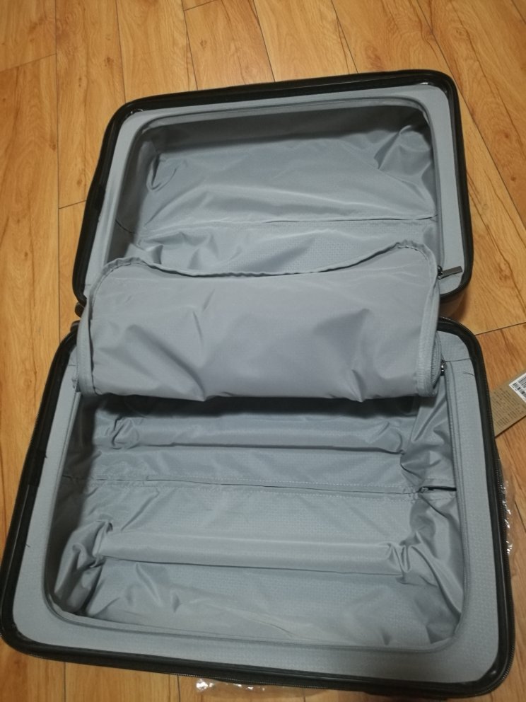可能因为有小米品牌背书吧 没收到货前满心期待。收到后有几点情况,1.说明书印刷的不知道出了什么问题 难道是独特设计?看了让人眩晕(见图)。2.内置拉杆的部位和整体质量让人明白 纵然有几十万评价 并多数为好评,我们也不要忘了 工业产品是有批次之分的 同款产品质量也是有好坏之分的。3.致电客服 态度就不说了 难免主观,跟客服反馈说明书三包凭证印刷问题 客服此时说箱子不是小米牌子的 让找生产厂商,试问不是你亲自生产的 那也是挂在小米的专门店里销售的 就没有沾一点“知名品牌”小米光的嫌疑 就一点责任没有?