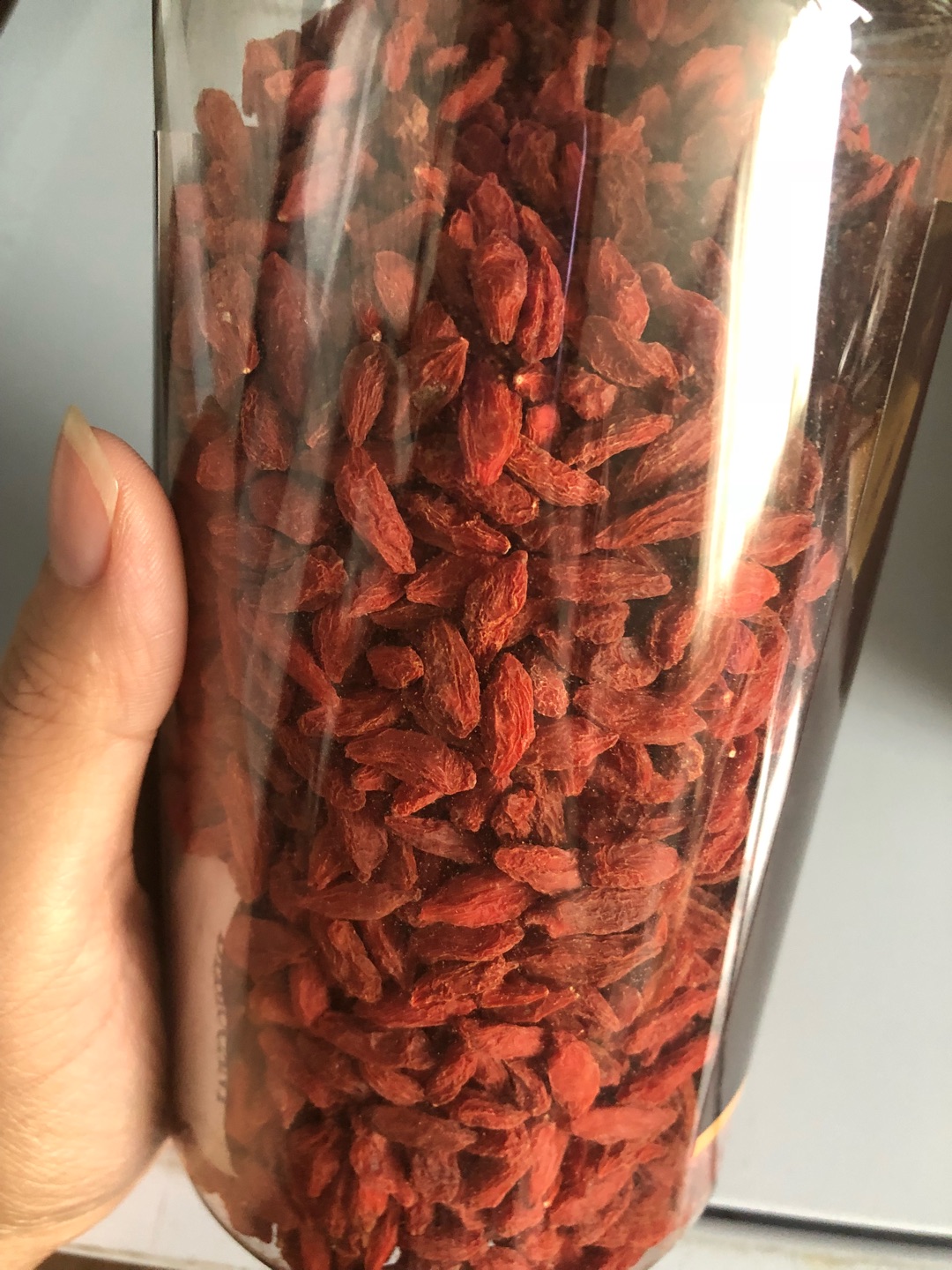 喜欢在上买东西,速度快,质量也好,看了好久最后买了这家的,商品质量果然没有让我失望,红枸杞明目的,搭配花茶泡茶,炖汤都很不错。这一大罐可以泡很久哦,包装是旋盖的,我觉得不错,好保存,不容易受潮。不错