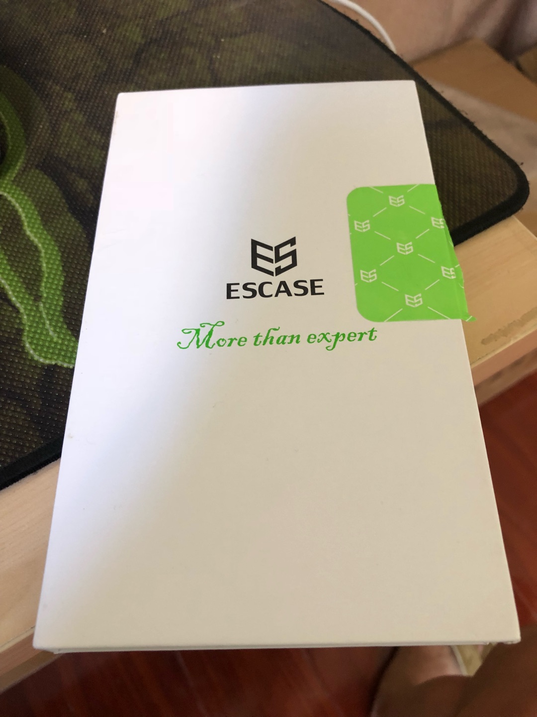 好用,很厚很结实,真的不怕摔,送了保护膜