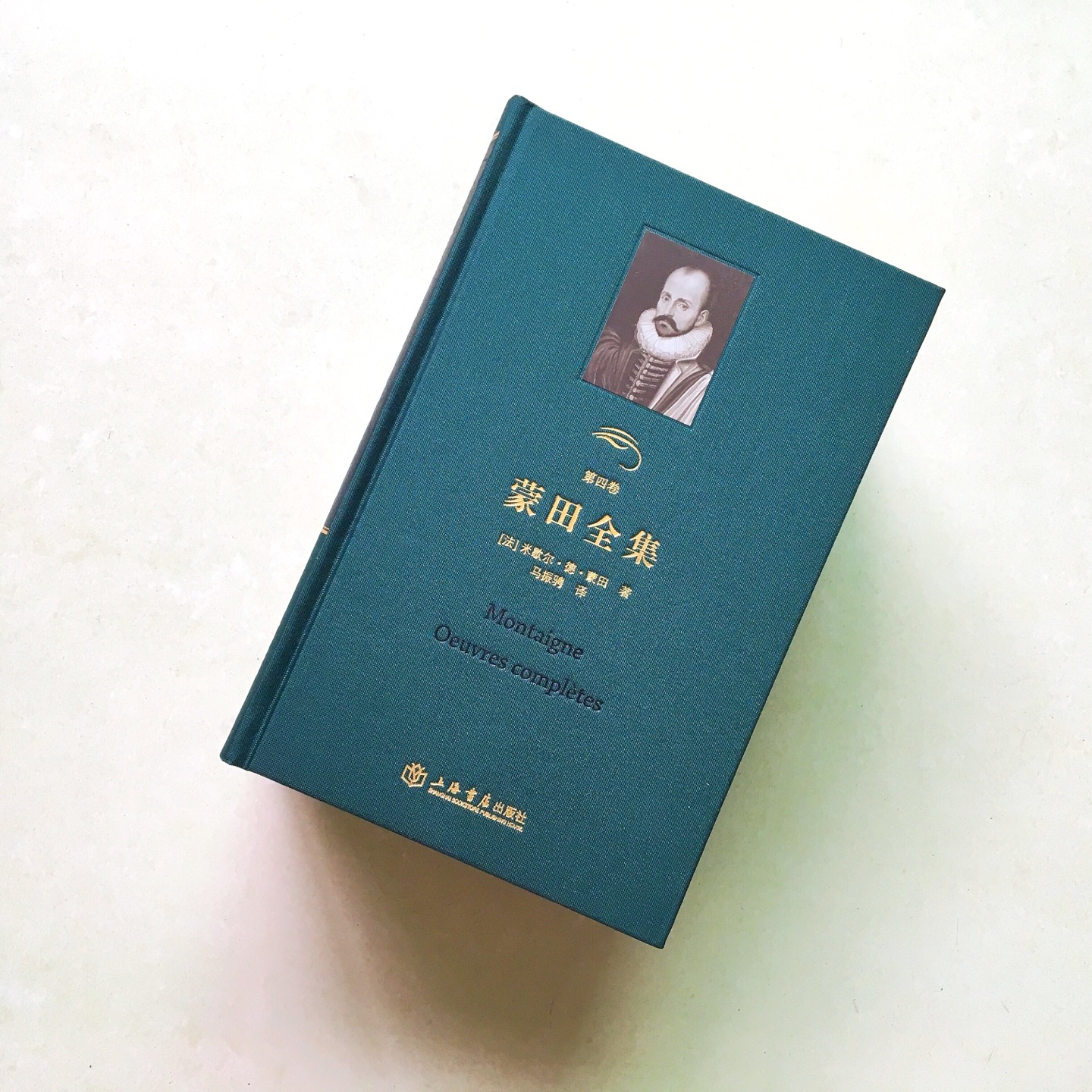 一本为俾斯麦“祛魅”的传记。当后世只要一想起这位把普鲁士打造成德意志的“铁血宰相”时,不免脑海里涌现就是一位强权统治的历史巨人,但在作者的笔下,在内政方面,其不过是善于运用了时代造就的时势,非常巧妙的引导了“民族主义”的力量,打赢了战争,完成了南北的统一。此书更是用了很大的篇幅分析了当时欧洲各个大国之间的国际政治外交关系,这位巨人在外交上更是纵横捭阖。俾斯麦有句名言,“政治是一门妥协的艺术”,这位信奉实用主义的政治技艺大师,在外交方面,更是把这话运用的淋漓尽致,充分极致的利用了各个大国之间的矛盾、及利益,完成了一次次的预想目标,从这个角度上来说,更像是一位走钢丝的杂技表演艺术家。不过,他终其一生都是一位把容克阶层的利益与国家利益至上大致和谐统一的德意志民族英雄。