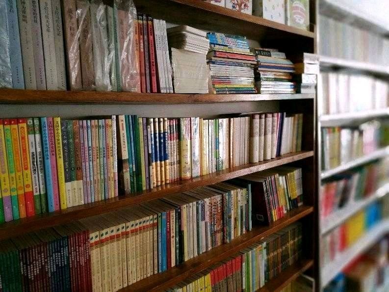 图书评论是图书宣传的一种高级形式。它着重于图书的评价和议论,是对图书的思想倾向、学术价值、艺术水平以及可能产生的影响等方面作出正确分析与评价的文章。图书评论要求实事求是,客观公正,恰如其分,不作溢美之词。它既有思想教育的功能,又具有学术研究的性质。图书评论可以帮助读者正确理解书籍内容,提高读者识别和选择图书的能力;可以鞭策作者和编者自觉提高书稿质量,为读者提供有益的精神食粮;可以启迪思想,促进文化、学术的交流和繁荣。图书评论也是一种社会舆论。利用社会力量来鉴定图书的社会效果,可以促使出版部门认真贯彻党的出版方针,多出好书,使出版工作健康发展。