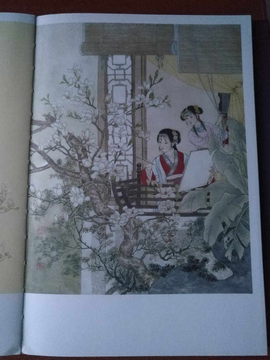 在《牡丹亭》中,彭连熙以传统工笔重彩的层层渲染与冲水、撞色技法的运用,使画面在谨严中不失活泼,典雅里包含秀丽。其每一幅图都似戏剧舞台的一个片段,可如书籍插图一样独立成幅,也可以贯穿一起构成完整的叙事。