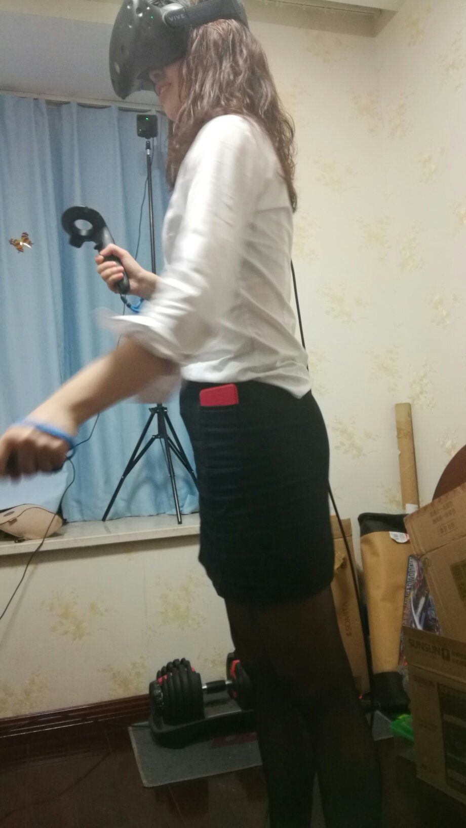 作为,物流很快,包装完好!说说东西,这电源适配器真是反人类,一般常用的拖线板只能插2个,而它需要3个!支架建议**自己买,一对支架加顶部的万向头80左右!手柄充电挺快的,每天玩几小时大概3天!空间小的朋友注意安全,不要用力甩墙,毕竟塑料!大多数游戏都有学习版,对电脑配置也并没想象的要求高,基本都能畅玩,也蛮有趣的,画面效果不要强求,毕竟主要是新的沉浸体验,带上你的家人,一起玩吧~~玩特殊游戏建议佩戴耳机!
