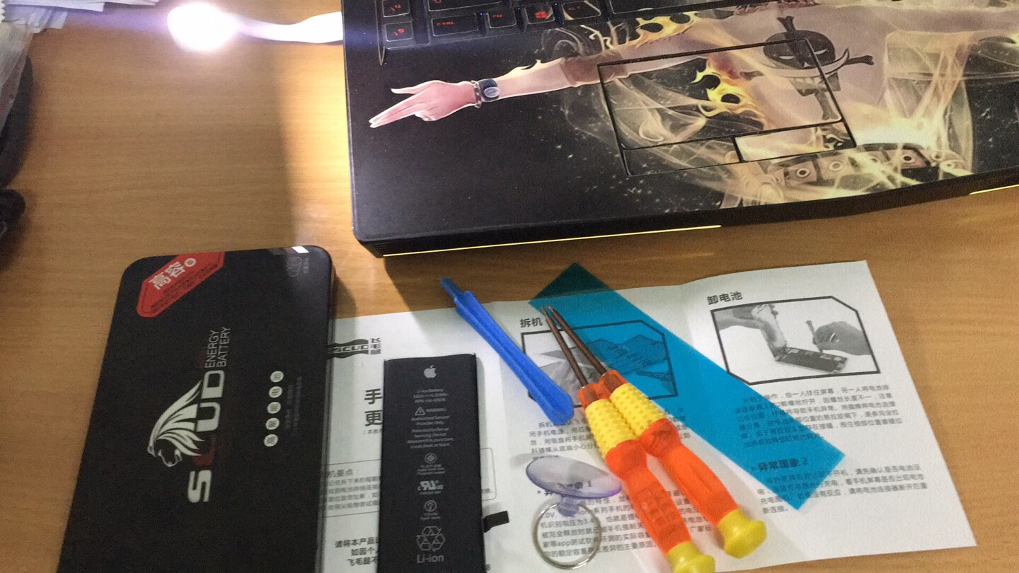 换上后发现电池很耐用了,缺点就是充电慢,远不如原装电池的充电速度。此外送的东西里不包含密封条。苹果拆开后会破坏封装密封条,影响手机防水防尘性能,希望店家能改进.