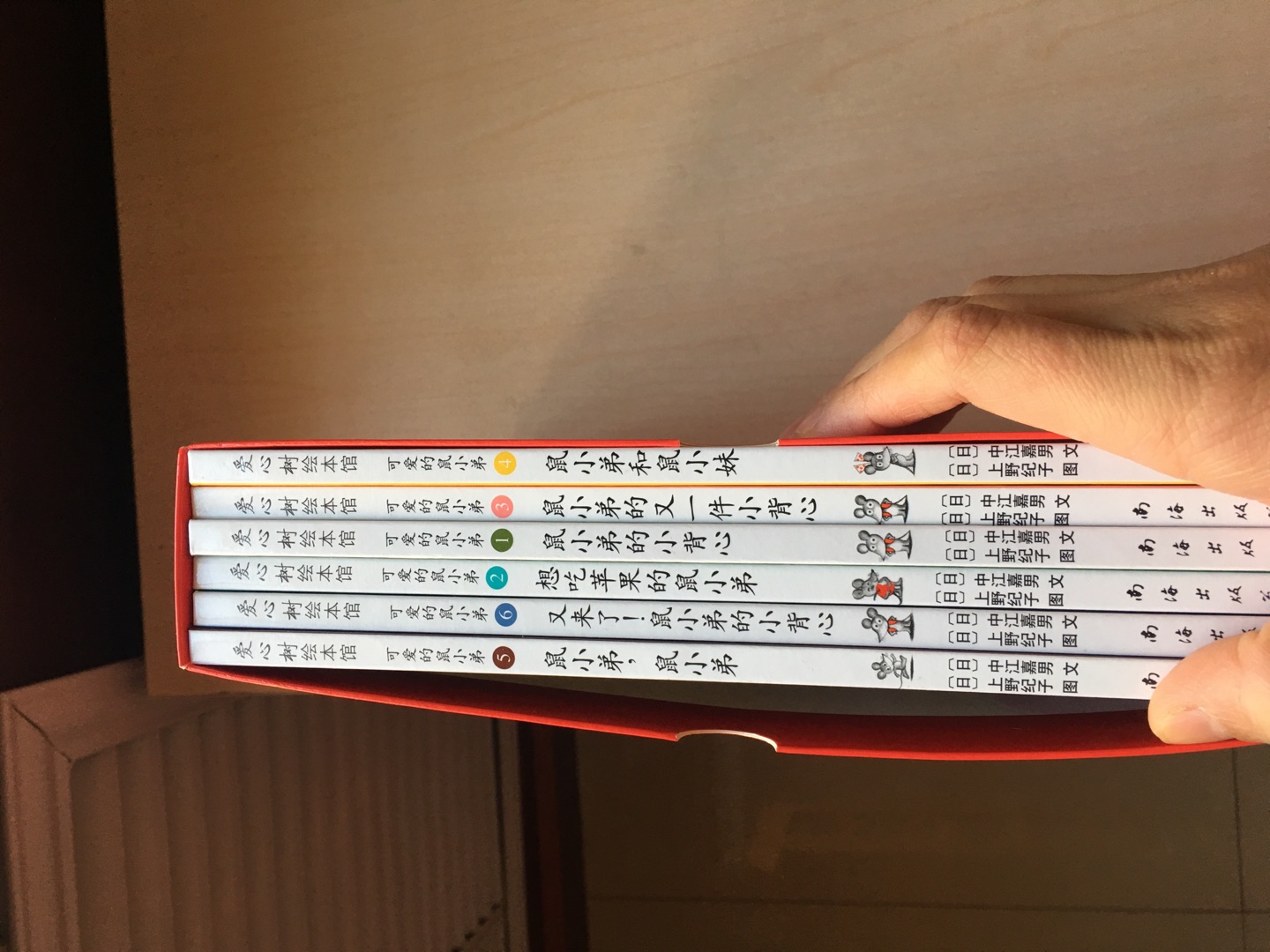 关注了很久,有活动就入手了,字很少,需要大人无限扩充,孩子咯咯咯的乐个没完,我喜欢给孩子买书,胜过买玩具。孩子现在两岁两个月,很喜欢看绘本,每次讲什么都是他挑。