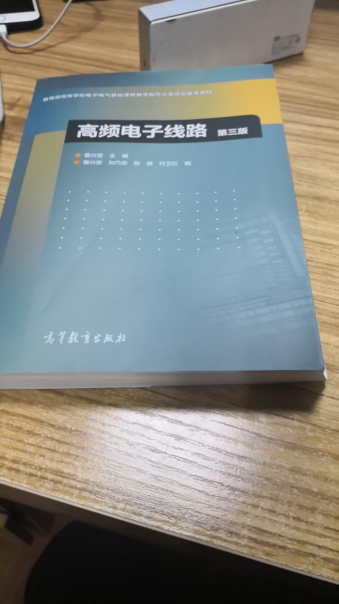 没给过差评,但新书这个样子我真是无语了,用了一年的都比这个好。找个客服也没入口,非得是指定的书才能咨询客服。店家是要闹哪样?