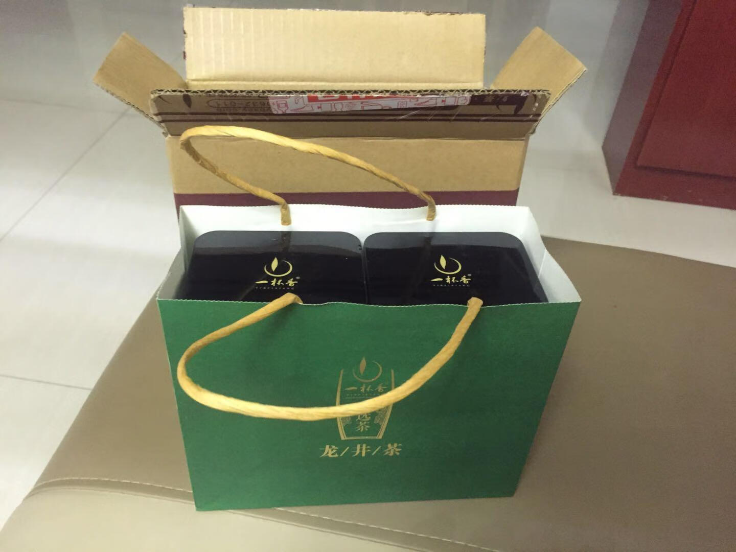 物流超快,当天收到,包装精美,大气上档次,一看生产日期就知道是新茶,相比线下优惠很多,品质还非常好,口味回甘,卖家服务态度也特别好,已经不是第一次买一杯香的茶叶了,每次购买都超值划算,喝茶还是要一杯香的茶叶,品质放心看得见!