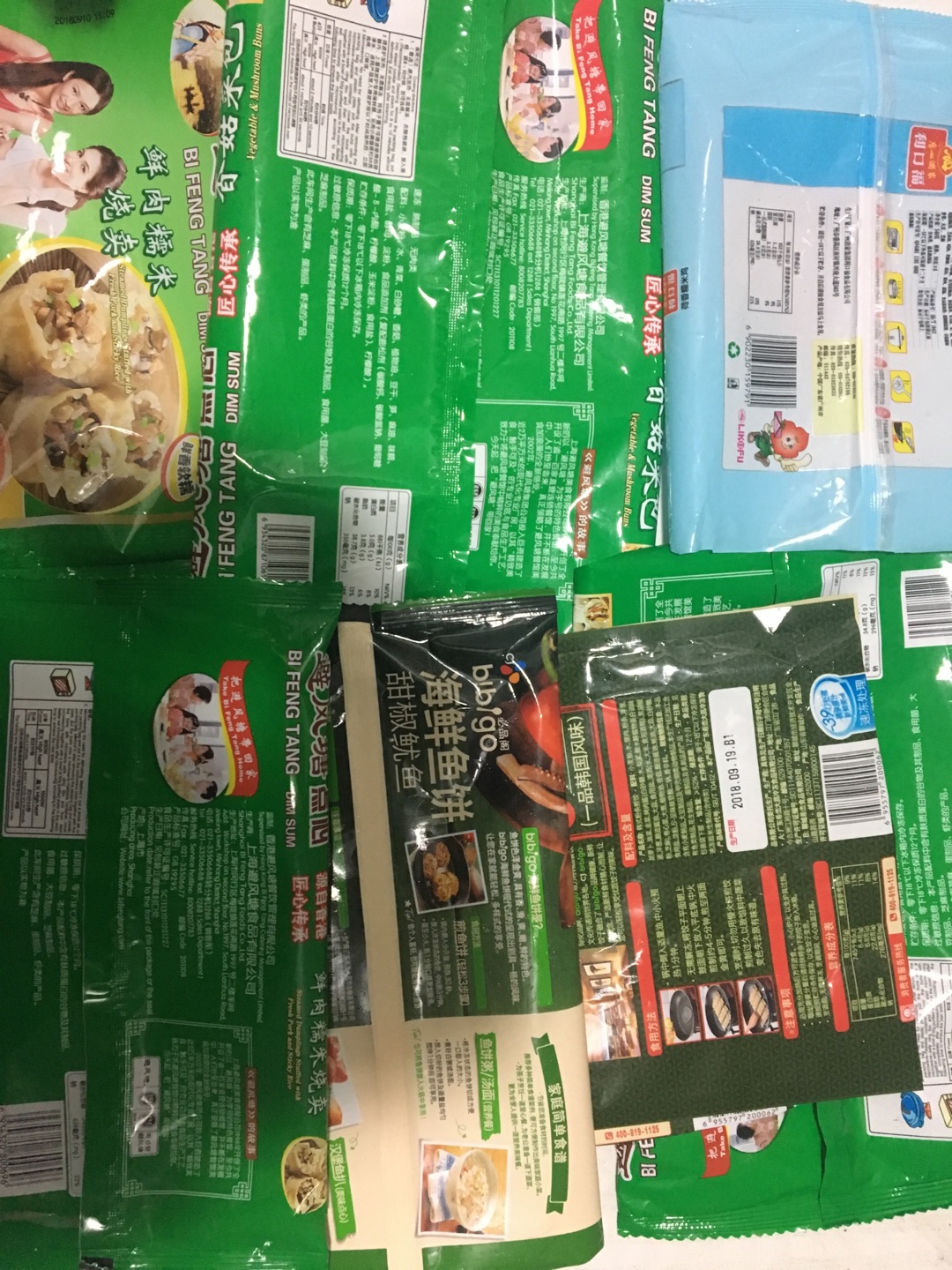 日期都很新鲜,搞活动时候买了好多平时不舍得买的,留着一堆方便食品好一阵子早餐有着落了