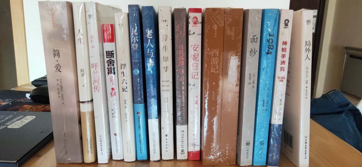 以下的评论是从三个方面来讲,第一是书的运输,第2个是价格,第3个是整体的质量,首先第一方面运输的书,只要是在大库所在地,当天或者第2天就能收到我们的产品,并且质量上我们买一本书,他外面都有一个保护装置,都能确保我们这书的整体的完整完好哦,那好第2个,我们整体的价格来说非常非常的划算,因为可以做100减50或者是100元选10本的促销活动,对于我们这些爱书的人来说,是一个非常值得选择的一个购买书的渠道,第三,从质量来说,因为不能一次性看完,但是从外观风评和版式,还有我们的译者来看,都是非常非常好的,都是选择了有助于我们阅读的这些书籍,希望大家都能踊跃在这儿买书,在买书