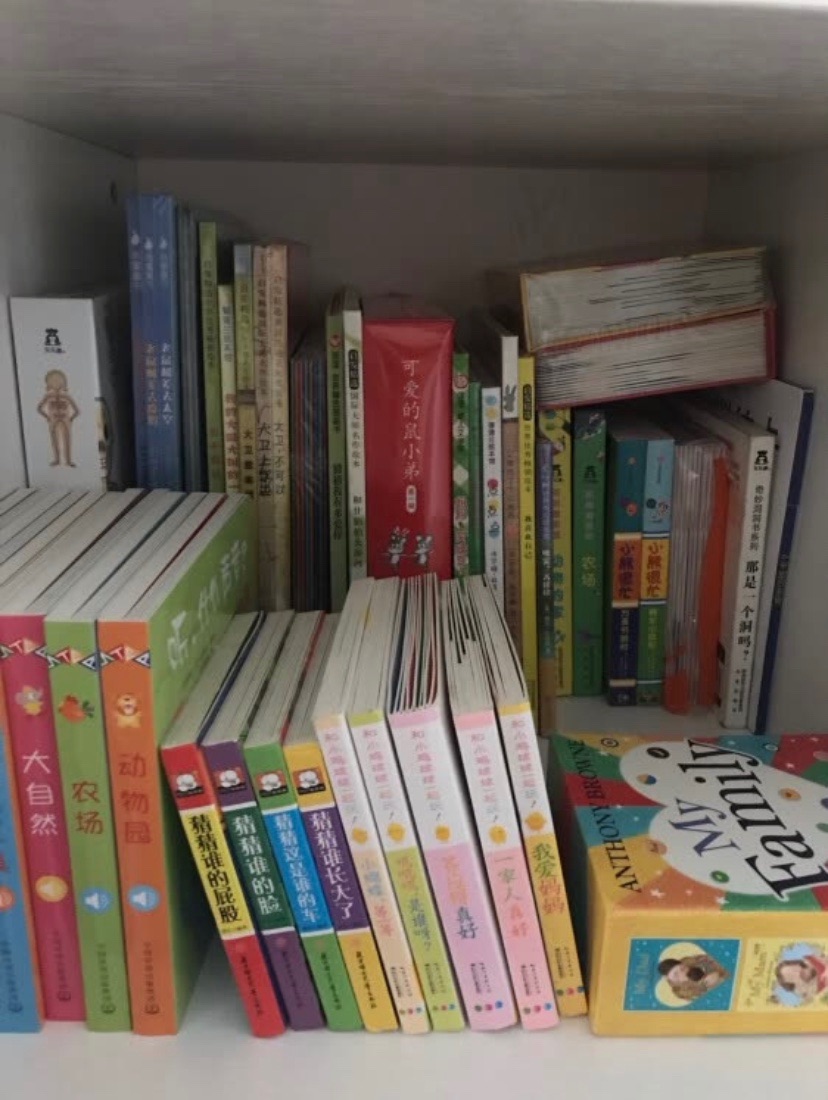 这套书低幼绘本真的是要人手一本,太有趣了,宝宝爱不释手。画面温馨,故事温馨,太暖心了,就算是孩子在哭闹的时候拿出这套书,也会立马破涕为笑。墙裂推荐!