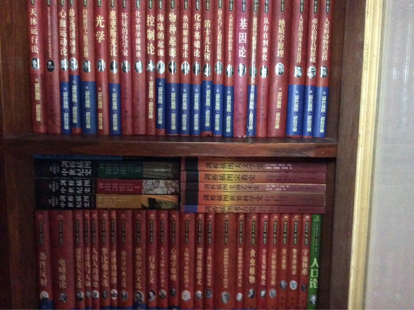 有点不·符合国情。《住宅设计解剖书》是一本图解式的住宅设计与规划解剖书,用易懂的550幅插图搭配解说文字,让您清楚了解关于家的所有设计与规划。 《住宅设计解剖书》处处可见作者幽默风趣的表达方式及巧妙比喻,比如“住宅设计,就像做一个美味的便当”“冰箱是万人迷,任何人都想靠近它”“摆错床的位置,半夜就得扑上床了”等,让你轻松吸取住宅设计的个中巧妙! 《住宅设计解剖书》清楚扼要地介绍了各种住宅设计知识,范围涵盖门廊、玄关、楼梯、门、客厅、餐厅、厨房、卧房、收纳、厕所、浴室、阁楼、墙壁与开口、隔热、通风、隔音、停车空间、动线等,一书在手,就可吸取专业人士的经验与智慧。