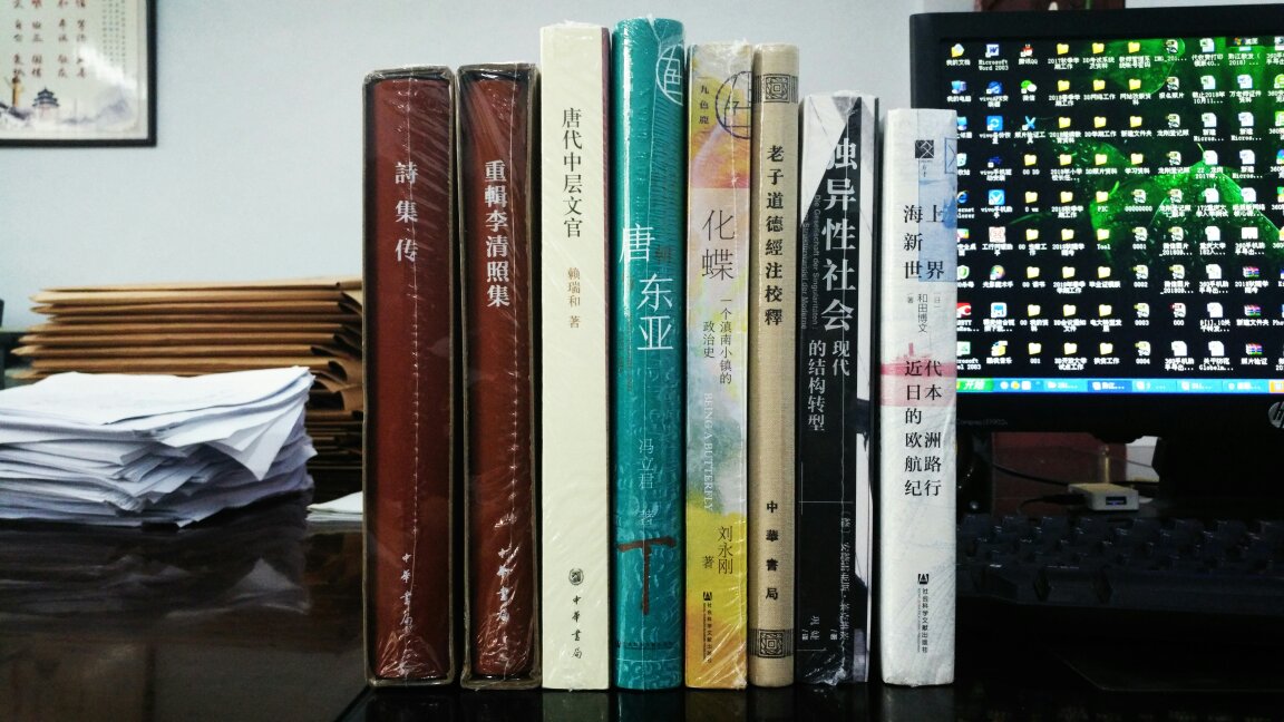 社科文献出版社的又一个新系列——方寸,目前看来是定位于旅游、艺术、饮食等方面的历史。这本书叙述的就是在航空时代到来之前,从亚洲(日本)到欧洲(柏林、伦敦、巴黎)的远洋航行经历,借助片段性的关于欧洲航路的记录,作者试图勾勒其全貌。轮船上空间、饮食、语言的障碍,文化的隔膜从启程当天就无处不在,日本人在这一过程中不断加深了对自身和他者的认识,也不断强化了对于欧洲殖民者的愤恨以及成为东亚强国的愿望。从这个角度来说,作者有意无意间为“大东亚共荣圈”提供了一点心理源头。全书基本由亲历者的片段记录组成,翻译中规中矩,如果作者和译者都再生动一点,阅读体验会更好。