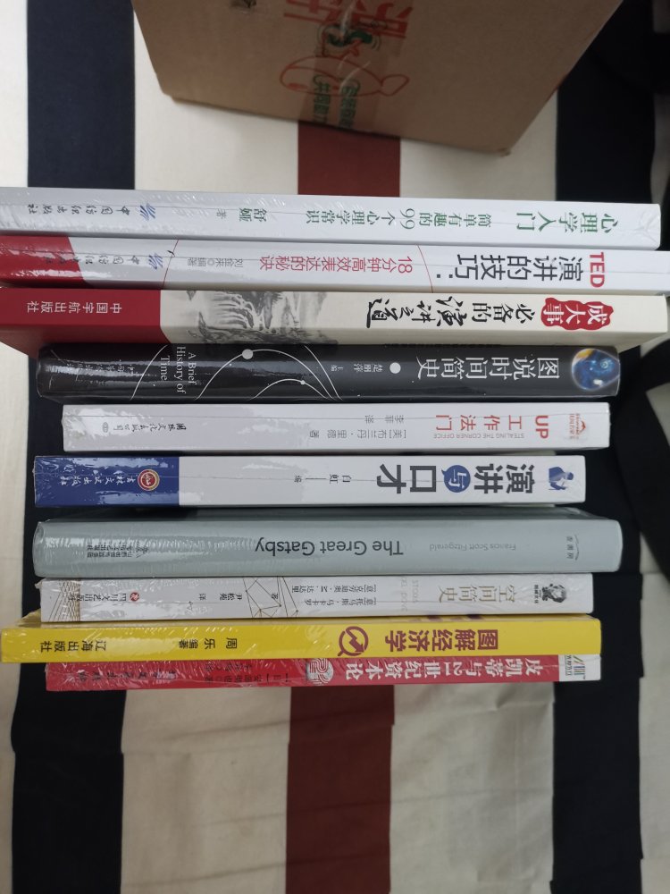 《21世纪资本论 》一经出版就引起全球学术界热议热议席卷全球,引爆各国思想市场。 托马斯•皮凯蒂一夜间成为媒体和大众关注的焦点,他对欧美国家的财富收入做了详尽探究,通过大量的历史数据分析,旨在证明近几十年来,不平等现象已经扩大,很快会变得更加严重,他认为,我们正在倒退回“承袭制资本主义”的年代。 大量的数据验证了贫富差距问题,并提出解决措施。在验证过程中,我们可以清晰地看到:“不存在一种机制能够使贫富差距自然消除”。在这样的制度下,经济的制高点不仅由财富决定,还由继承的财富决定,因而出身要比后天的努力和才能更重要。最富有的那批人不是因为劳动创造了财富,只是因为他们本来就富有。 内容很详实,书红色很好看,内容通顺易读,也是经济学必读的书,很好!