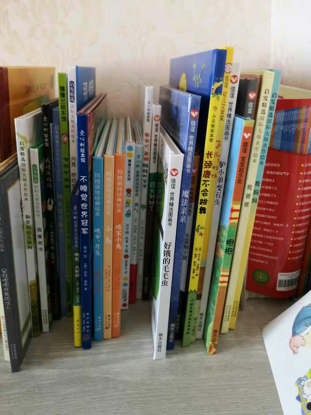 宝宝才四个月大,给宝宝囤的各种书,准备着手开始睡前阅读了!强推给各位宝妈的书单,大家可以看一下。趁着搞活动一次性买了三十多本。