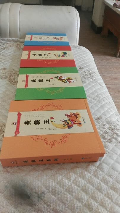非常值得拥有的一套书,书送来的时候直接震撼了,好大一箱啊,包装非常精美,里面上下衬了泡沫,没有丝毫损坏,不知有的评论破损是何缘故?一直想买,关注了将近一年了,终于趁着搞活动买到了,价格也很有吸引力!放进书柜很是提升#格!当然什么时候看那就另当别论了!