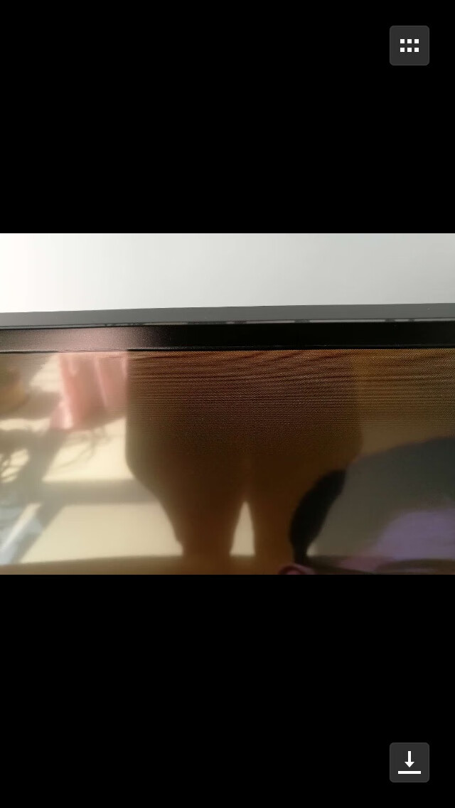 电视机清晰度还可以,就是电视机边缘漆磨掉了。