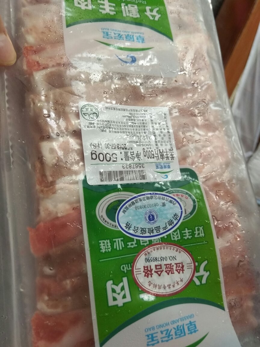 第一次差评!上午9点发短信说生鲜快到了,好吧,我等,等到中午12点半才送到,我一捏保温冰袋,冰全化了,羊肉上还算凉凉的。我说生鲜的东西不能早点送到?快递员说货很多,如果觉得不保鲜可以拒收。。我心想快递员也不容易,如果拒收等运回去就坏了再卖给其他客户就害别人了,收下货。晚上吃了一袋,第二天一大早肚子疼拉肚子!我收的货很可能是人家拒收几回的货了。去年过年前在上买的羊肉上星期吃的都没有事!!另外三袋只好扔掉了。大家看图片上肉的颜色就知道了!给差评希望能做好生鲜的运送问题,其他东西二手算了,生鲜能搞二手那是害人啊!!!