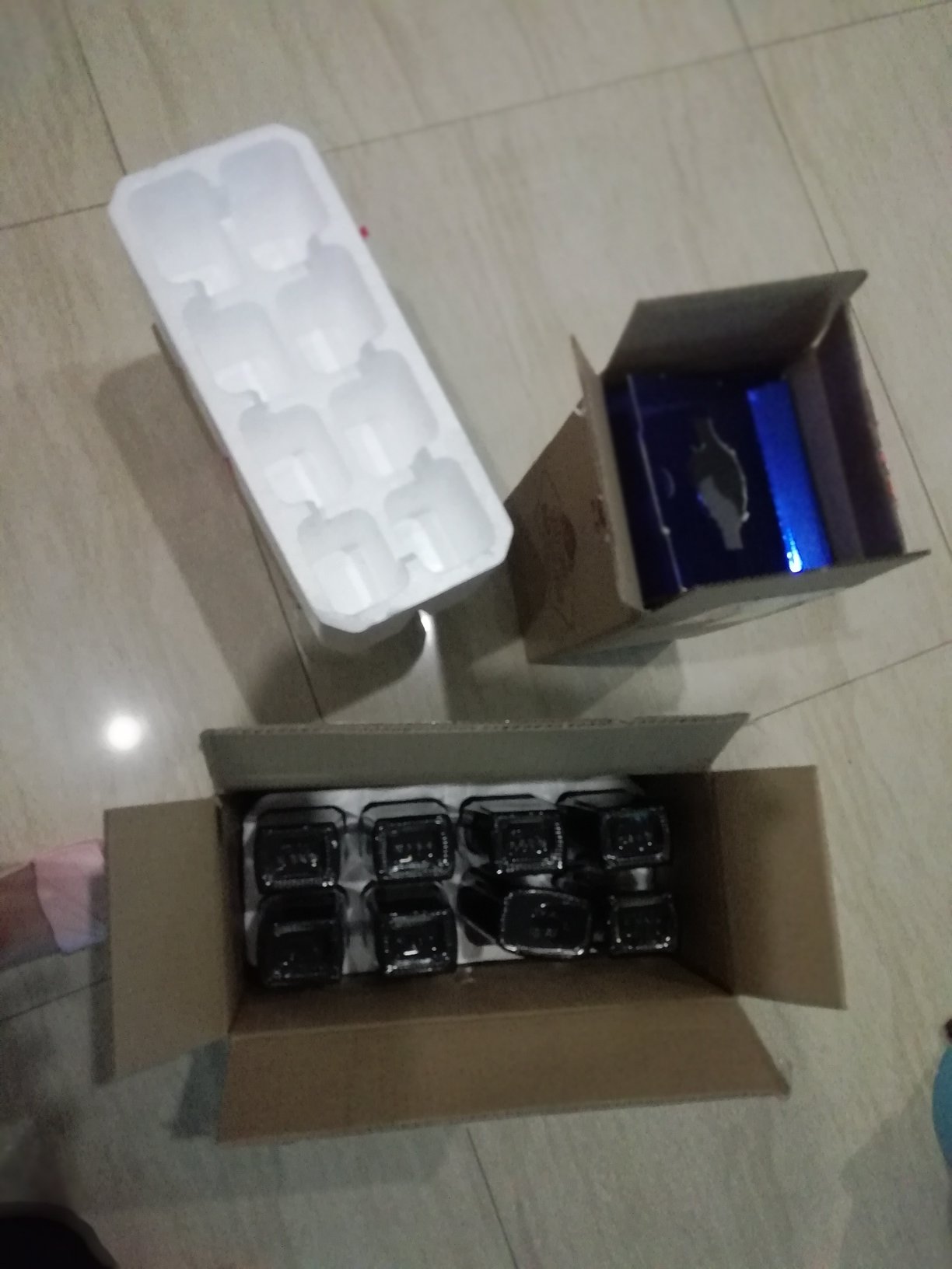正品,还是原来的味道,包装也很仔细,完好无损。送给妈妈的中秋礼物,妈妈很开心。感恩?快递小哥非常好,第一时间送到家,头天下单,第二天就到。