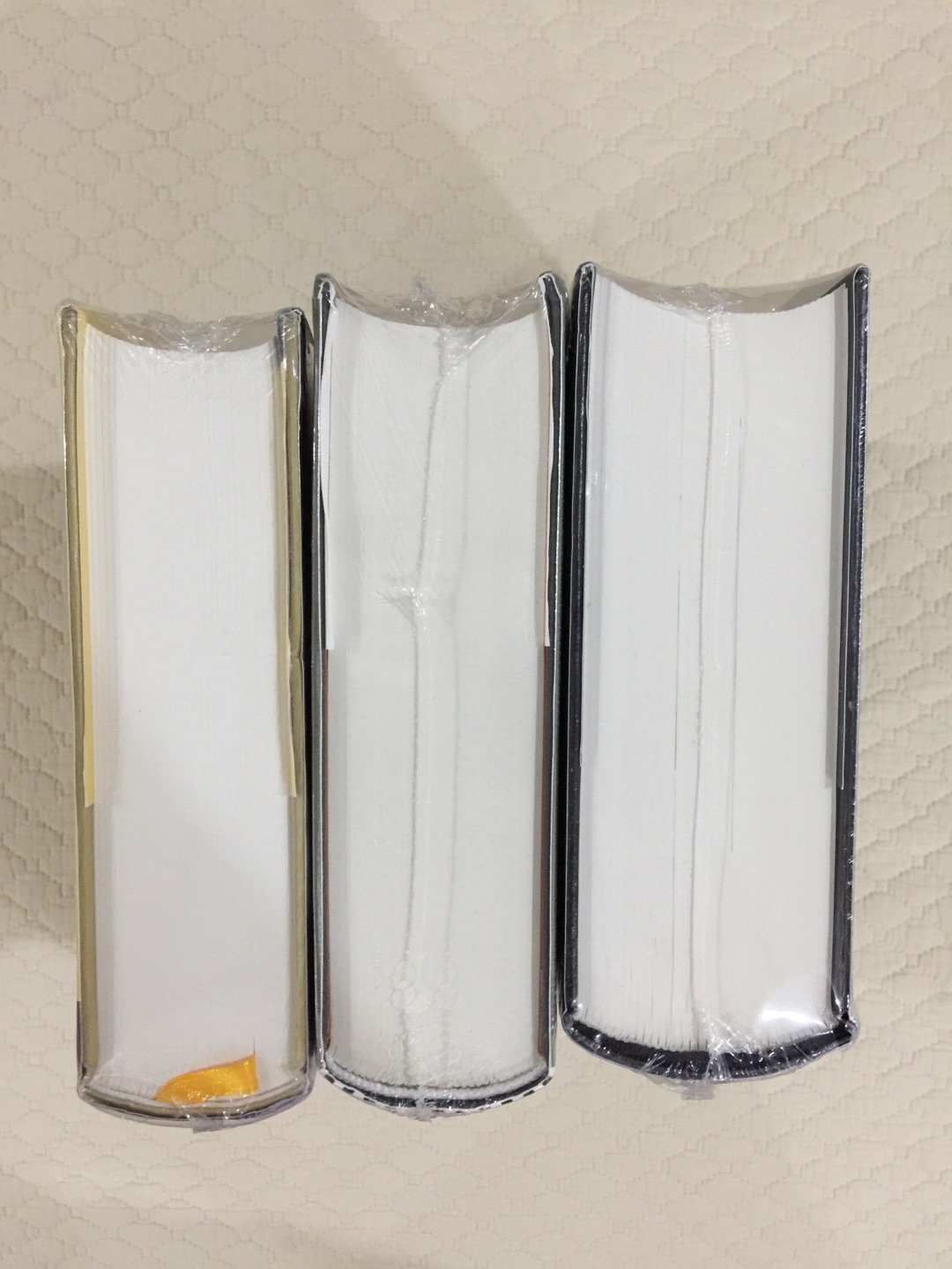 非常完美的书,厚厚的三大册,看着就过瘾。对美国的历史越来越着迷。这些书看完后,作为收藏也是上等佳品。只可惜家里实在没有地方存书了,到处都是书。