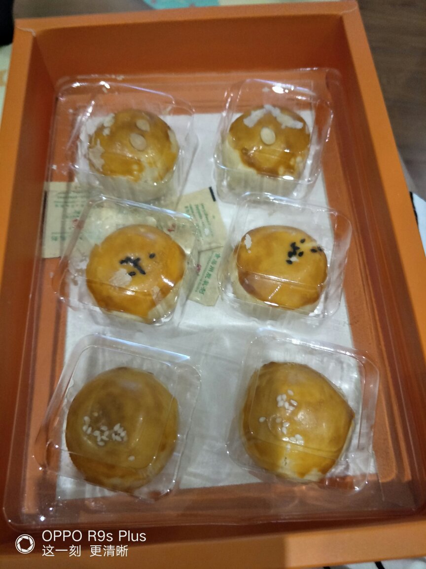 看似不错,还没吃,日期也很近。快递也很好。很晚了仍然继续送货。赞