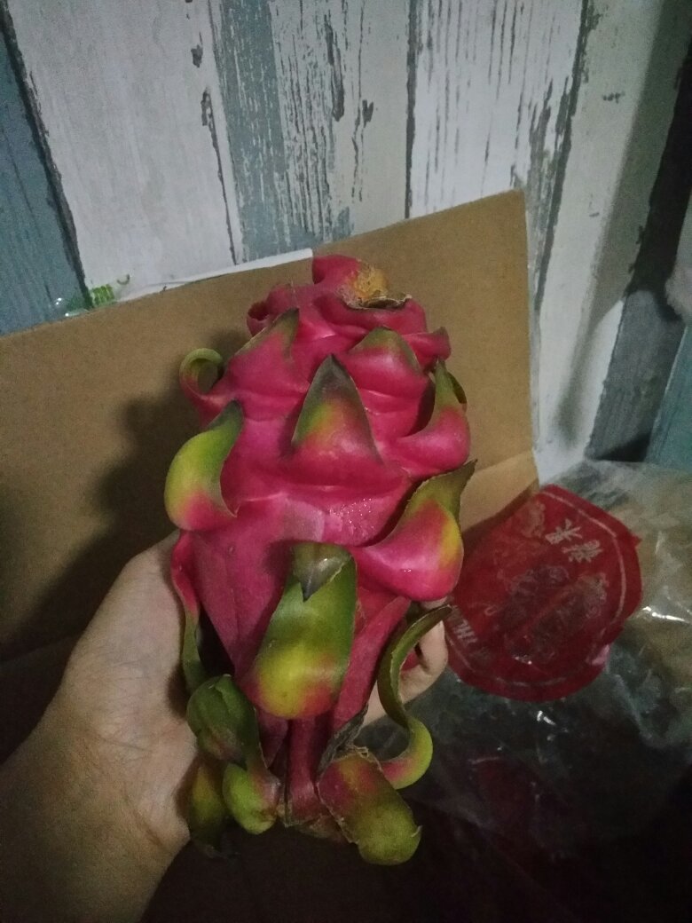 买了好多,每一样都很新鲜,龙眼特别香甜,别的也很好,送礼物也拿的出去手,而且客服态度很好,配送货的时候物流也很用心,还是很值得信赖的!