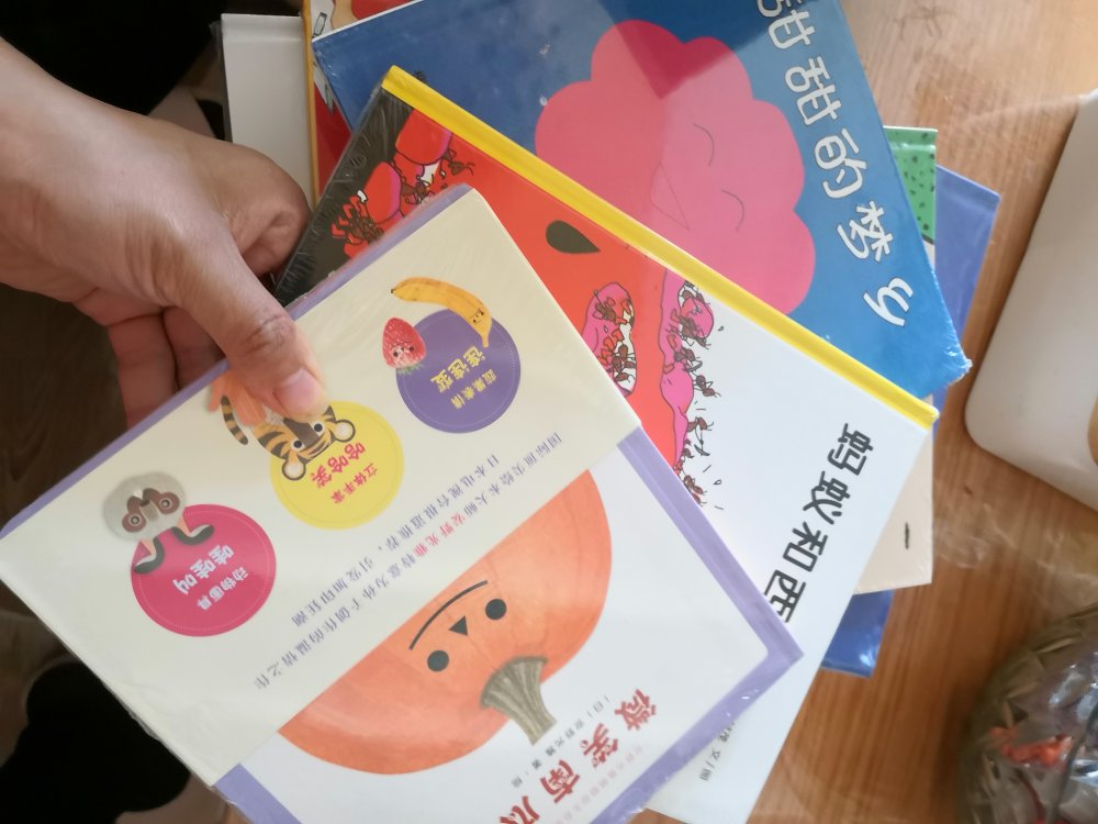 本书的最大特点是画面占据了每页的绝大部分,形象逼真,动感十足,给人印象特别深刻,小孩子就喜欢这种画多字少的书,不用累眼睛,而且一拿起就能读懂,因为作者把满腔的感情都倾注在画作中了,我们不用担心书中字很少,孩子们读起来没意思,白白浪费时间。
