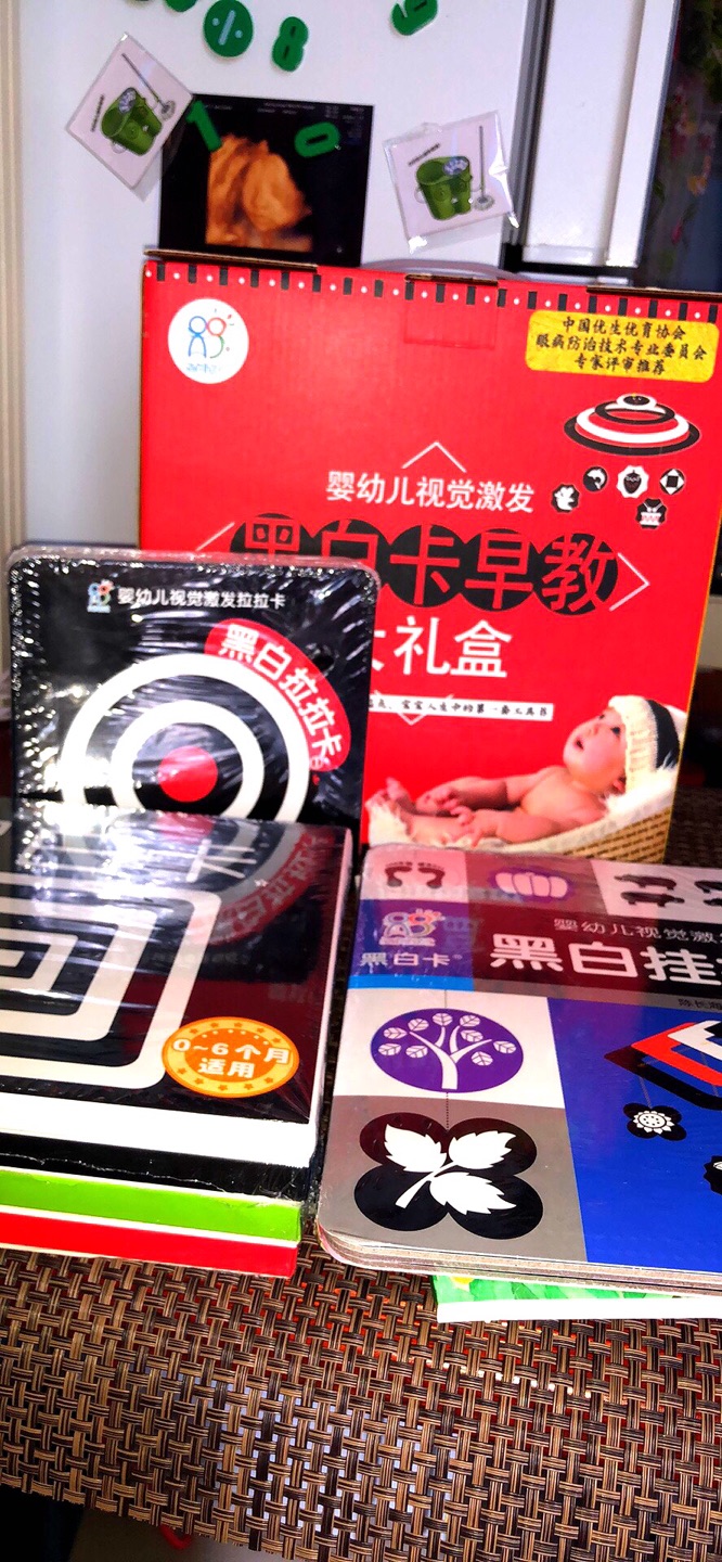 从黑白卡到升级再到这个大礼盒?。每一次都有做功课,身边闺蜜?也极力推荐,最后狠心剁手拿下。实物拿到更踏实,恰逢满一百减50,也很合适。希望到时候可以很好利用这个读本,给宝宝不止视觉激发。