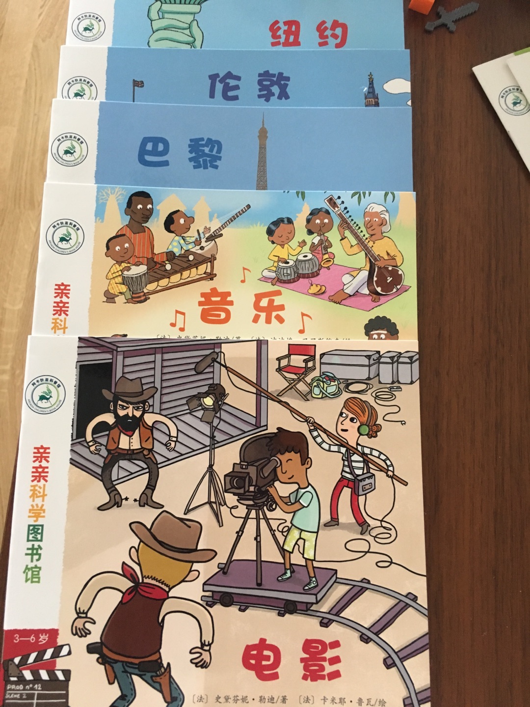 今年每周都有一次满减活动,每次都忍不住剁手一次,所以囤了很多书!书堆在家里慢慢看,心里也有一种满足感!这些书都是别人推荐的,希望宝宝也喜欢!帮同事买的