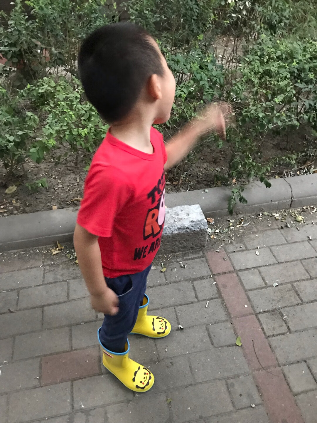 买小了 和自己内长17的耐克一比 居然小了。是不是没准呢?应该买20的。不过和好看 孩子也喜欢