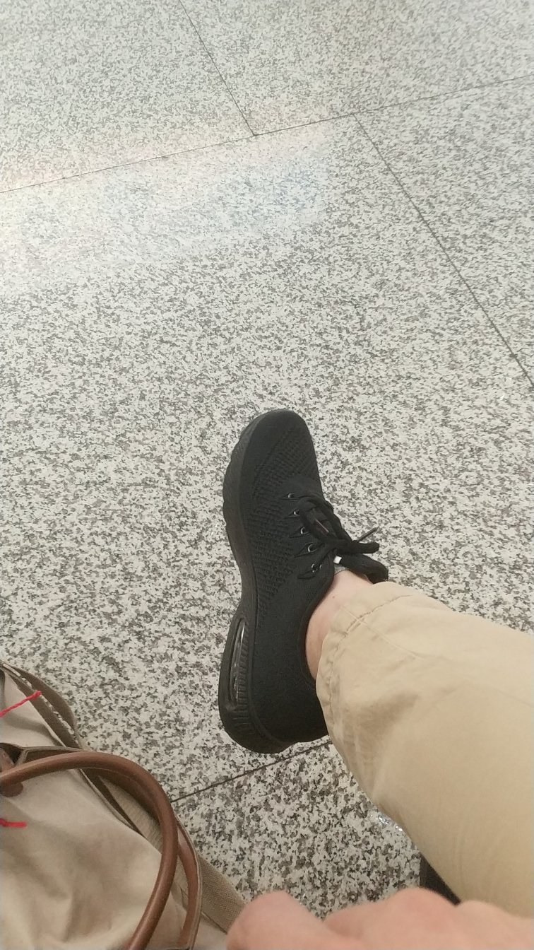 鞋子真的挺不错,之前没穿过双星的鞋子,没想到真的挺好的,很有弹性,就是不知道耐不耐穿了