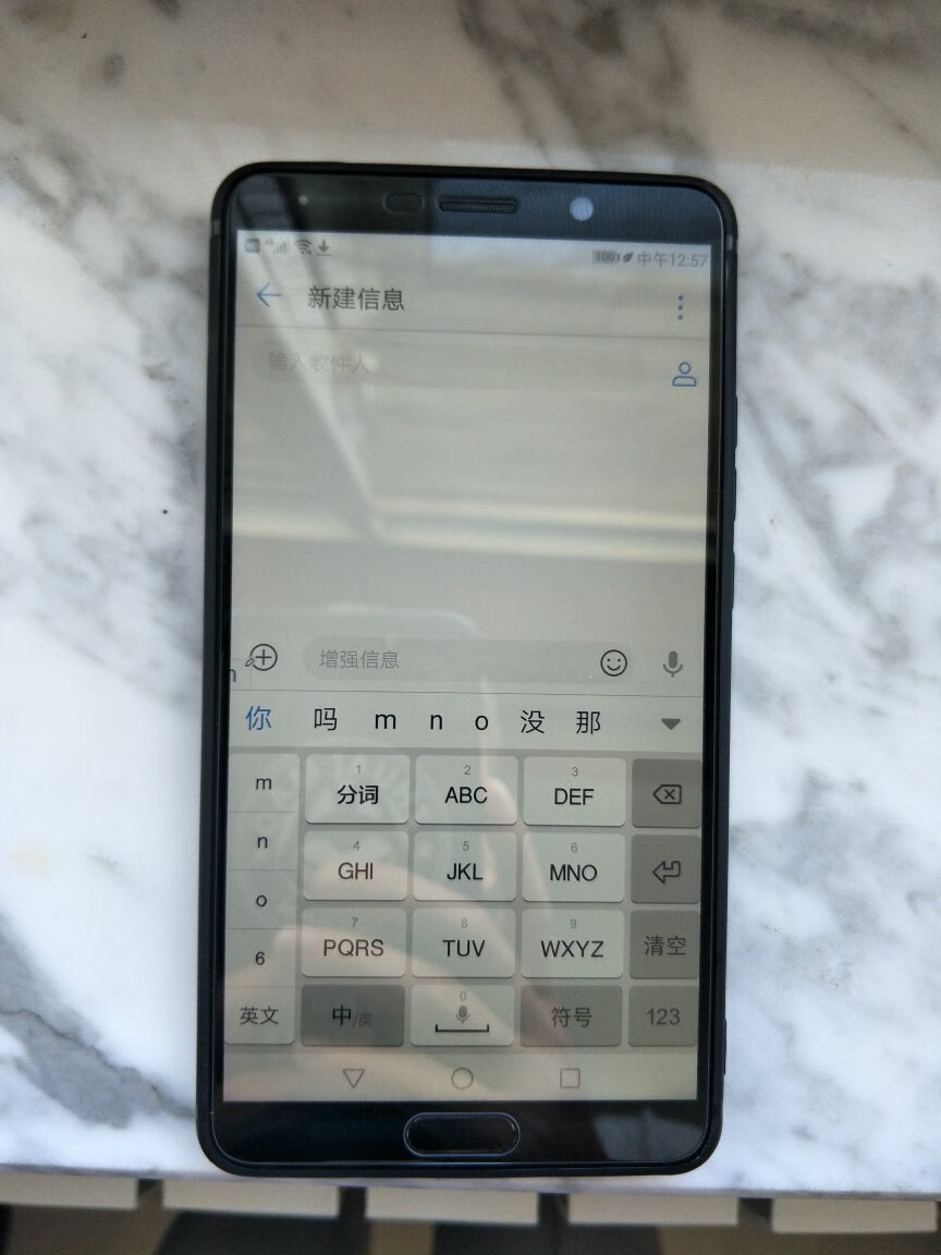 物流很快,快递员顶着大风送到手里点赞,手机触感还行,就是贴上后大黑边很不爽唯一的遗憾!!!