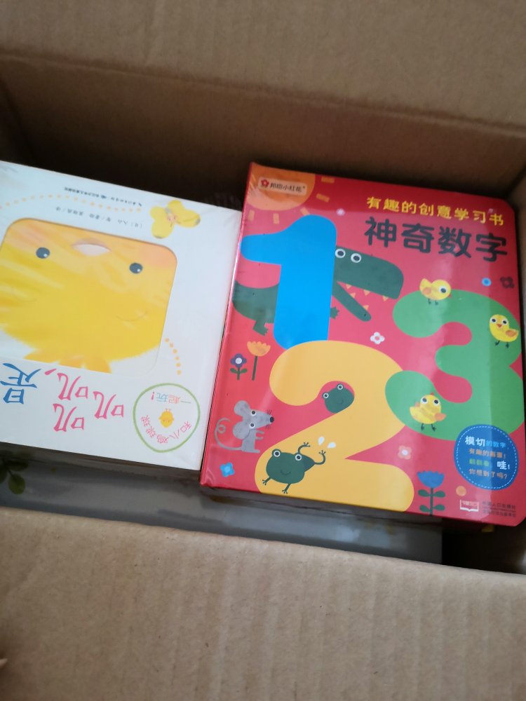 的书很不错!值得信赖!绘本中的故事可以丰富孩子的想象力,帮助孩子脑海中的故事变得丰富多彩,那么当孩子想要自己去想象故事、去模拟、去创造故事时,孩子的脑子里就充满了各种形象与故事逻辑。