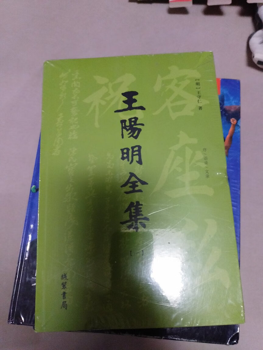 莫扎特是天才应该是不被质疑的,我也是认为他天赋极好,在打开音乐大门的时候,保存了纯真的天性,敏锐的感受力,直觉表达力。四岁就有了惊人的音乐模仿能力和表现力,也就是说他在音乐上是早熟的,喜欢并热爱,能把注意力集中在音乐中。他的乐谱极少改动,乐谱总是一蹴而就又美观。这就是说他对待音乐极为认真,同时凭大脑中不休止的乐思,率真、感性的表达音乐。事后可能又很少纠结于创作中的具体细节中。有的作家可能对于一个乐思的处理反复考量,这就在音乐中极度理性了。而不对乐素深度挖掘,可能保存了音乐中最自然、亲和、愉悦的那一部分。莫扎特极早显露的音乐天赋,也很小就开始在贵族中社交,需要学习并践行严苛的贵族制度。从音乐上说他的敏感需要更多的自由,从生活上说他又需要完成严苛的限制。其实可能他是一个率真随性的人,人生后期的生活总是入不敷出,他并不善于管理财务支出,对朋友很大方,他的个性中是极为天真的。为什么说这些与音乐并不相关系的话题?这正是我想确立莫扎特音乐特点最重要的部分。我想用弘一法师圆寂所写的四个字来说明,悲欣交集!莫扎特的音乐性格总体来讲是明快、欢乐的,我倒是觉得更是悲欣交集的,也就是说不要在莫