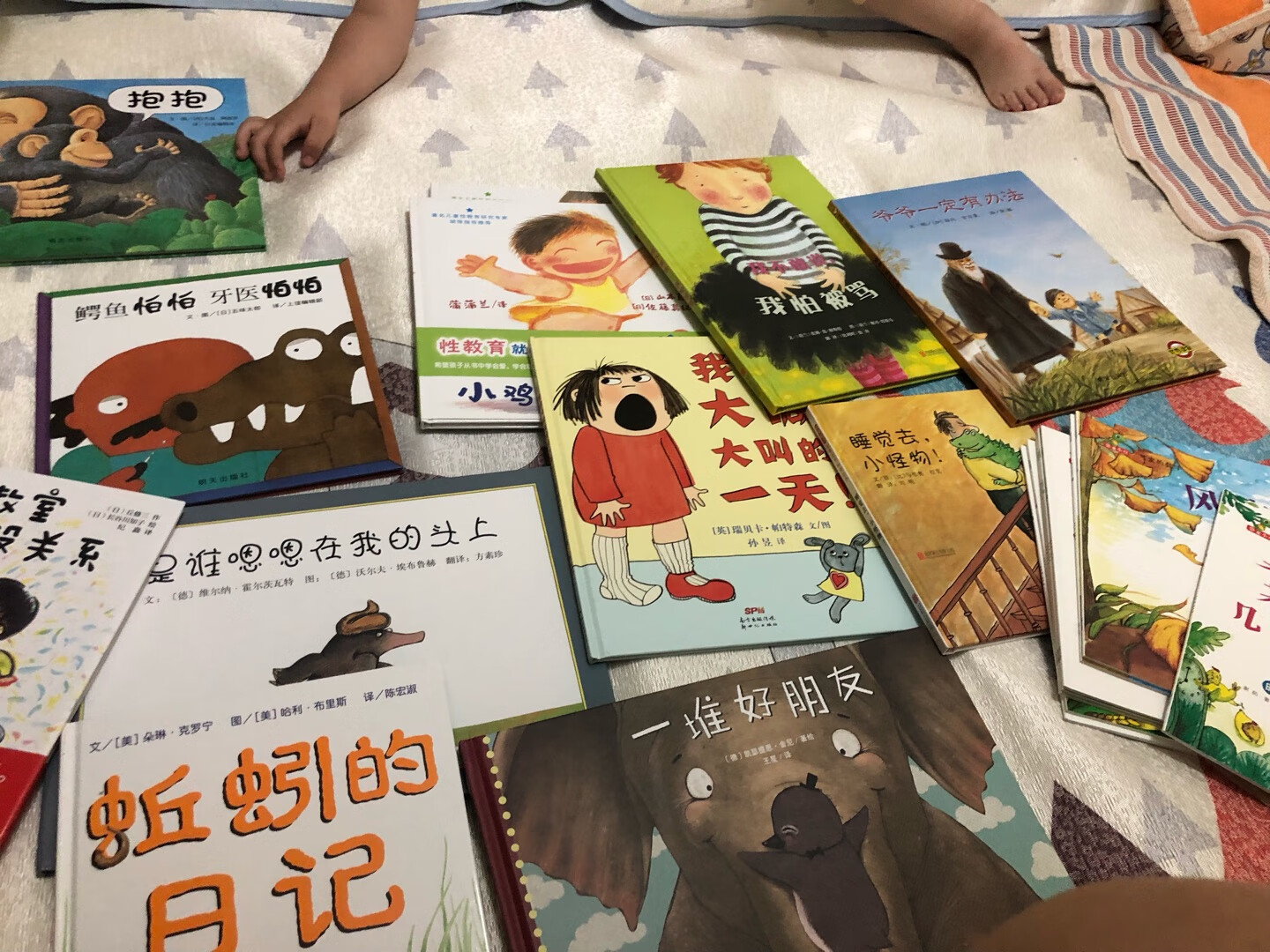 618这一次买了很多书,满减后还挺划算的!快递送的还算挺快,书没有少,没有破损。大部分书都比较适合3岁的宝宝,凑单买的还挺实惠。最近一段时间都有书看了!突然发现自营图书还挺好的!