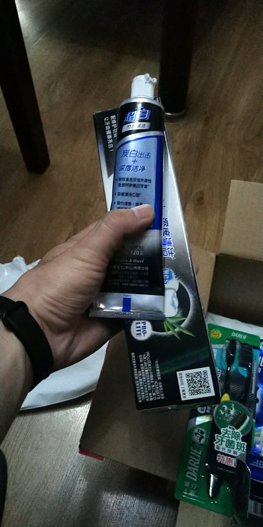 一气儿买了八管,先给好评吧,闻着味儿应该是真的,敲一敲感觉每一管里面好多空腔在,跟家里之前的190克对比下,感觉还是190克的比较满,就这吧,一般般