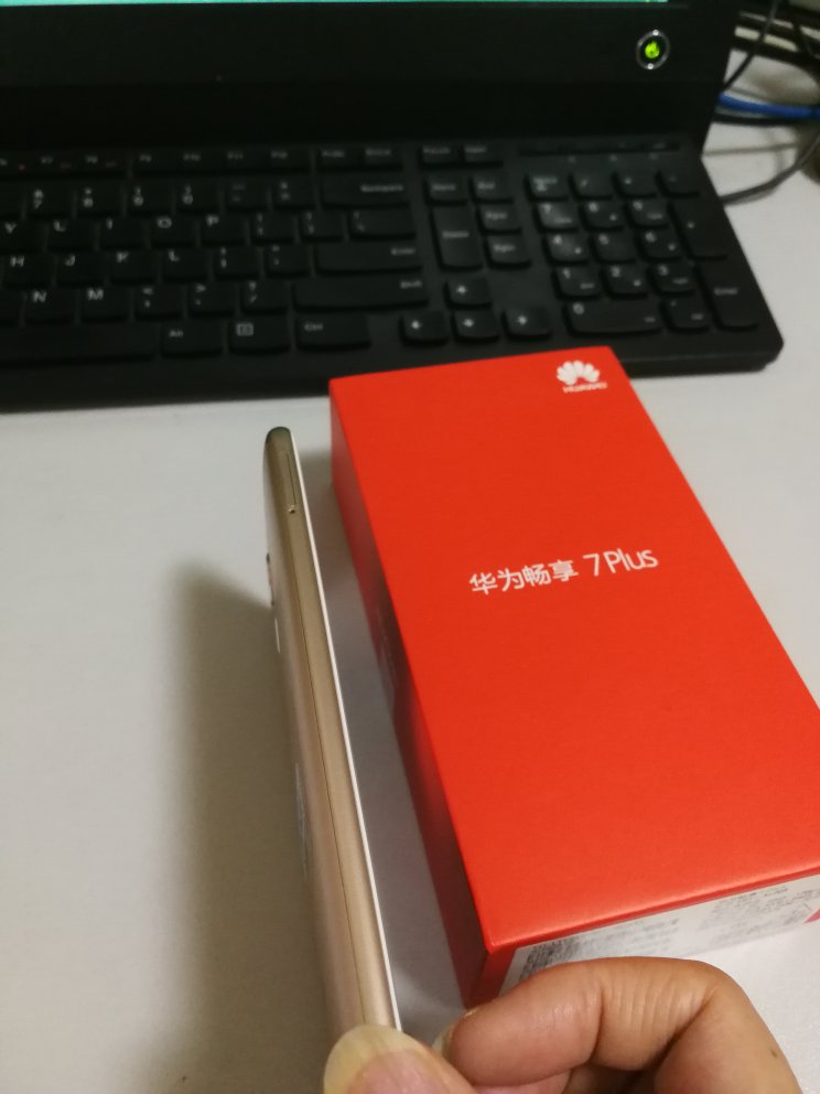 送给爸爸的礼物,他喜欢炒股,不能太小屏幕,又不能太大不方便拿在手上,经过对比挑选选了这款,用这个手机屏幕稍微大点更加方便了,快递真的快,全新,没有验证,应该是正品,相信,特别是指纹适合老人家用