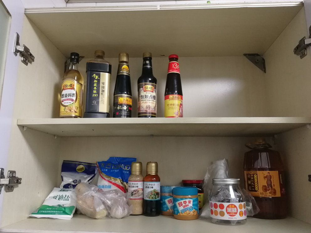 买了一大堆调味品厨房用的,第二天就到,好~。。
