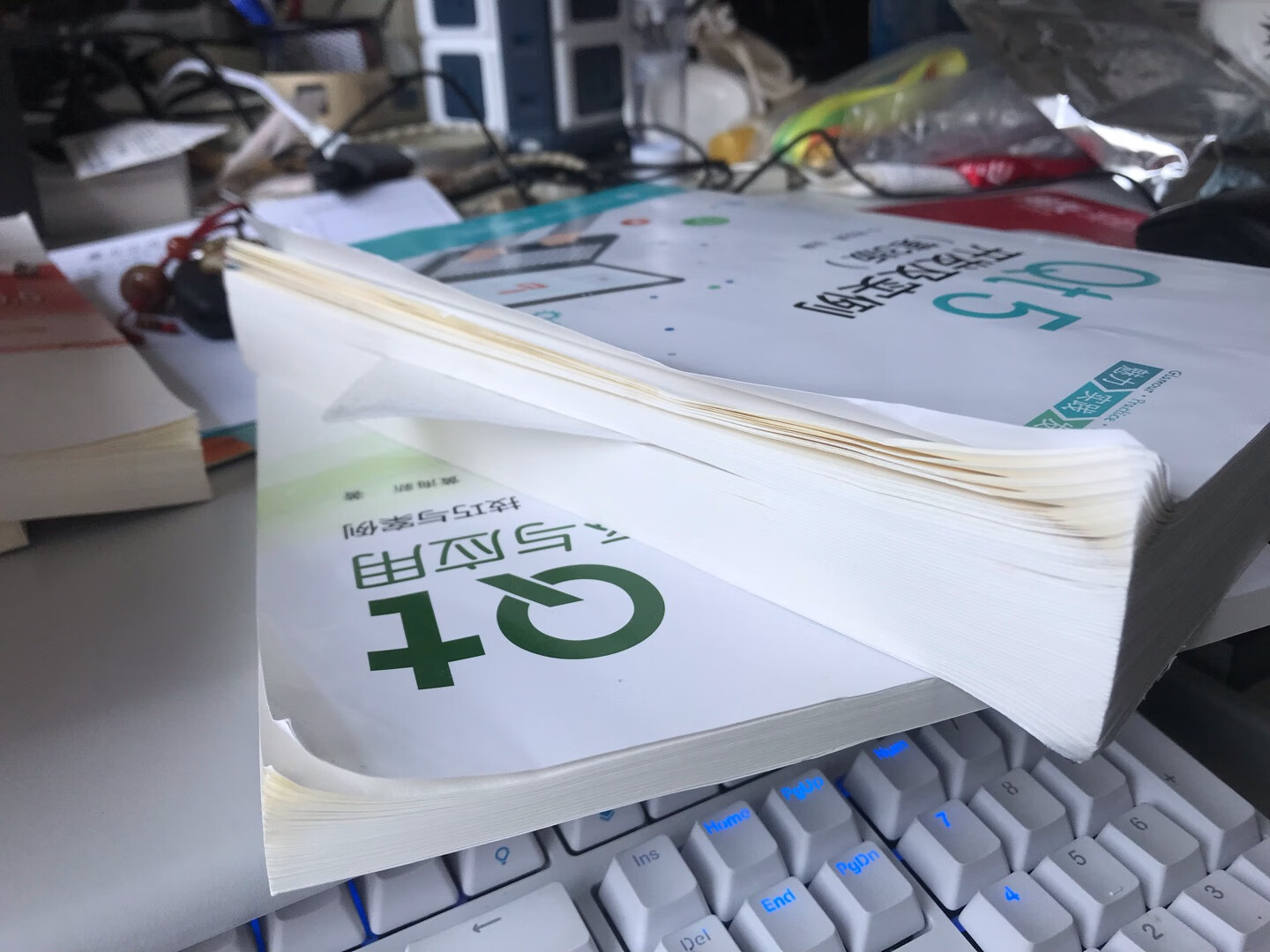 书应该是正品没问题的。但是,这个包装,基本就没有包装吧,就一个最普通的的塑料袋,收到的时候,书卷边了,具体如图。其实也不影响阅读,但是作为商品,作为网购体验分享,作为评价晒单,我只能说不满意。